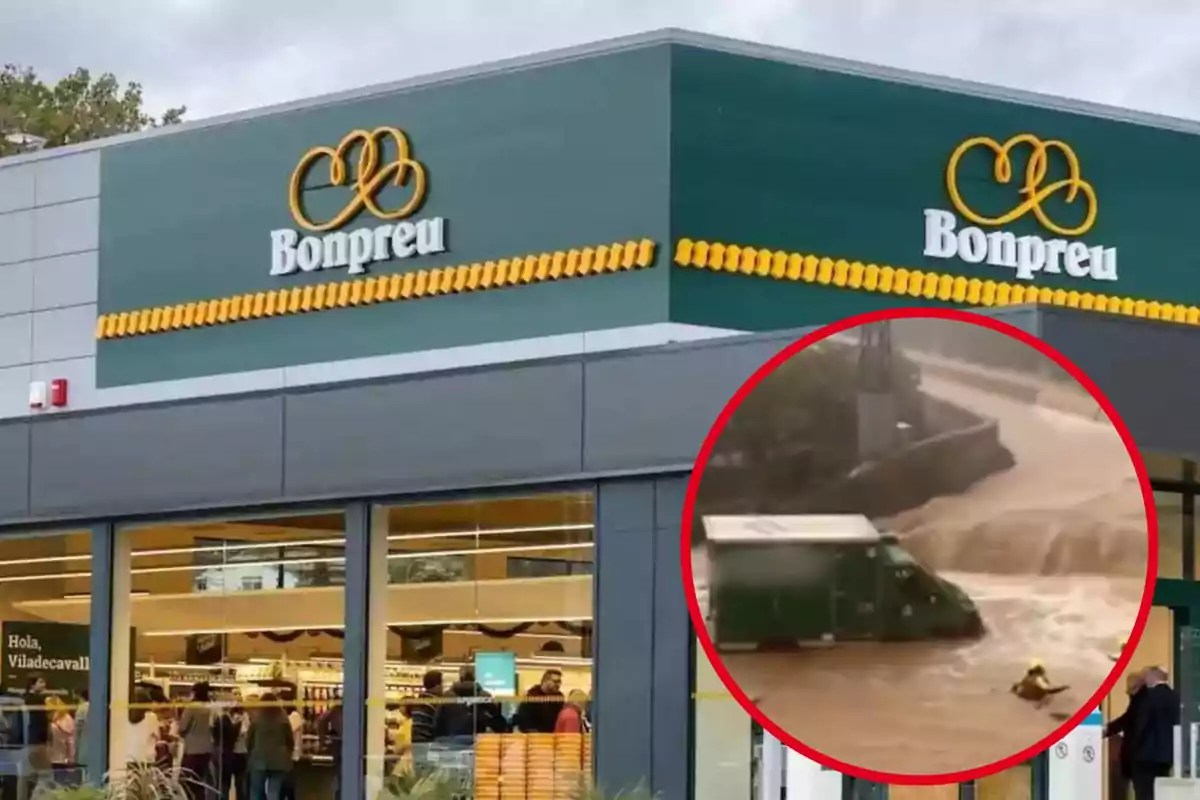 Fachada de un supermercado Bonpreu con una imagen insertada de una inundación y un vehículo atrapado en el agua.