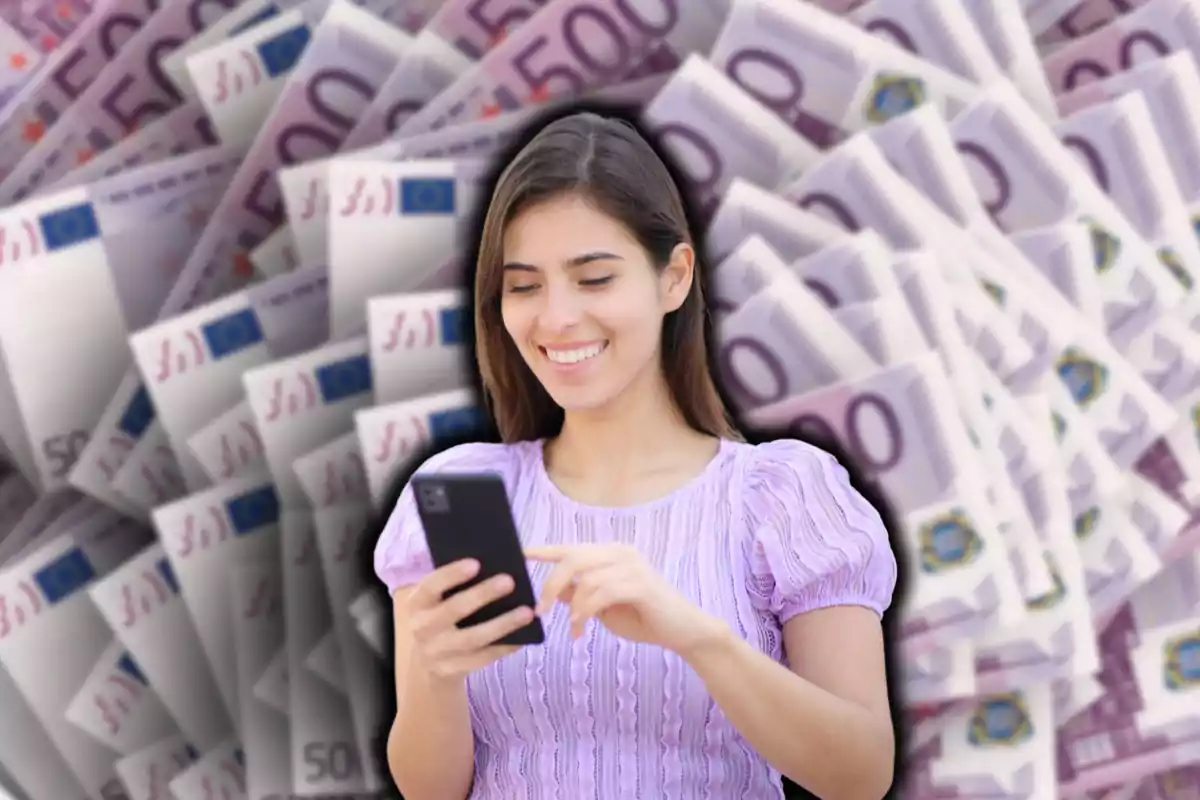 Una mujer sonriente usando un teléfono móvil con un fondo de billetes de 500 euros.