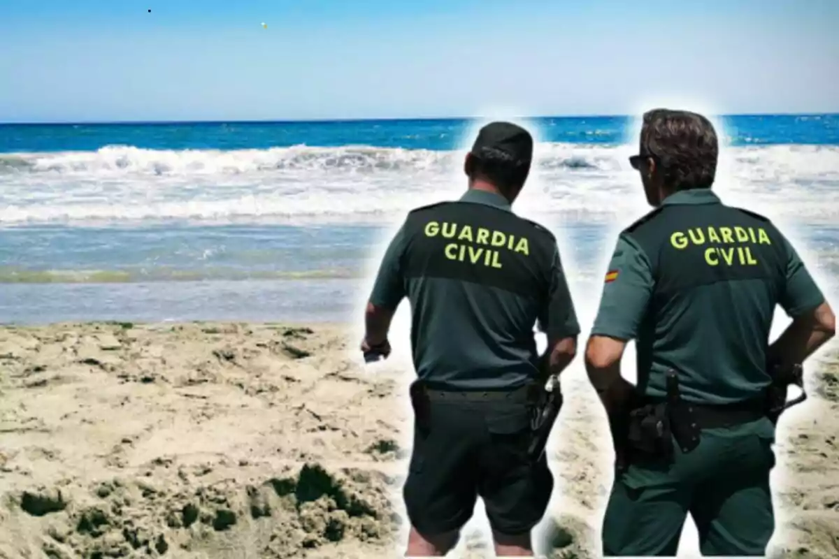 Dos agents de la Guàrdia Civil patrullant una platja.