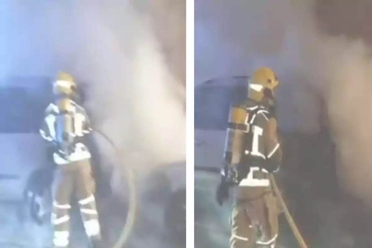 Bomberos combatiendo un incendio en un vehículo con mangueras y equipo de protección mientras el humo llena el aire.
