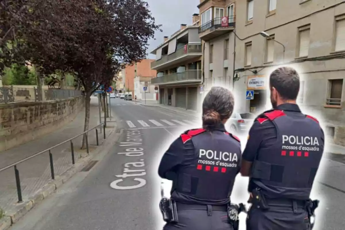 Dos agents de policia d?esquena en un carrer urbà.