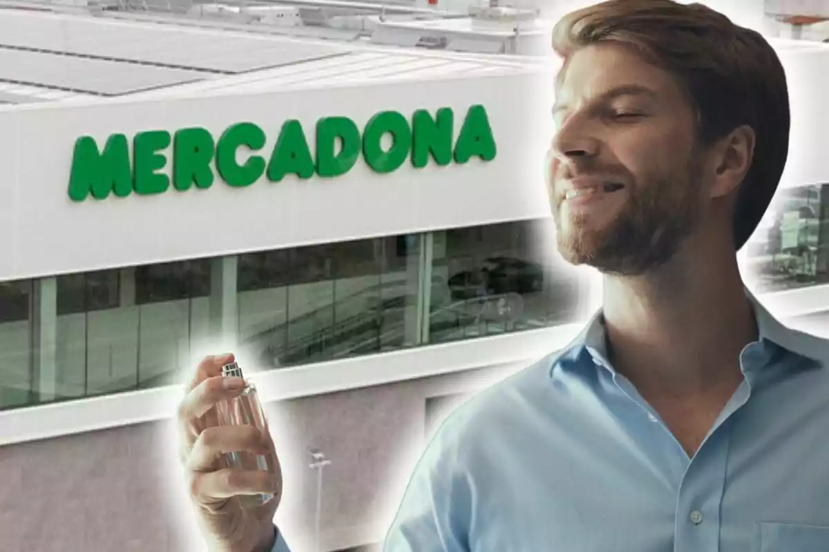 Un home sostenint un pot de perfum davant d'un edifici amb el rètol de Mercadona.