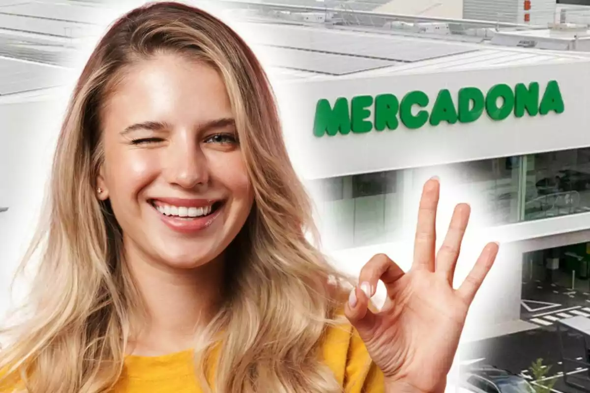 Una persona somrient fent l'ullet i fent el gest de "ok" amb la mà davant d'un edifici amb el logotip d'un supermercat que és Mercadona.