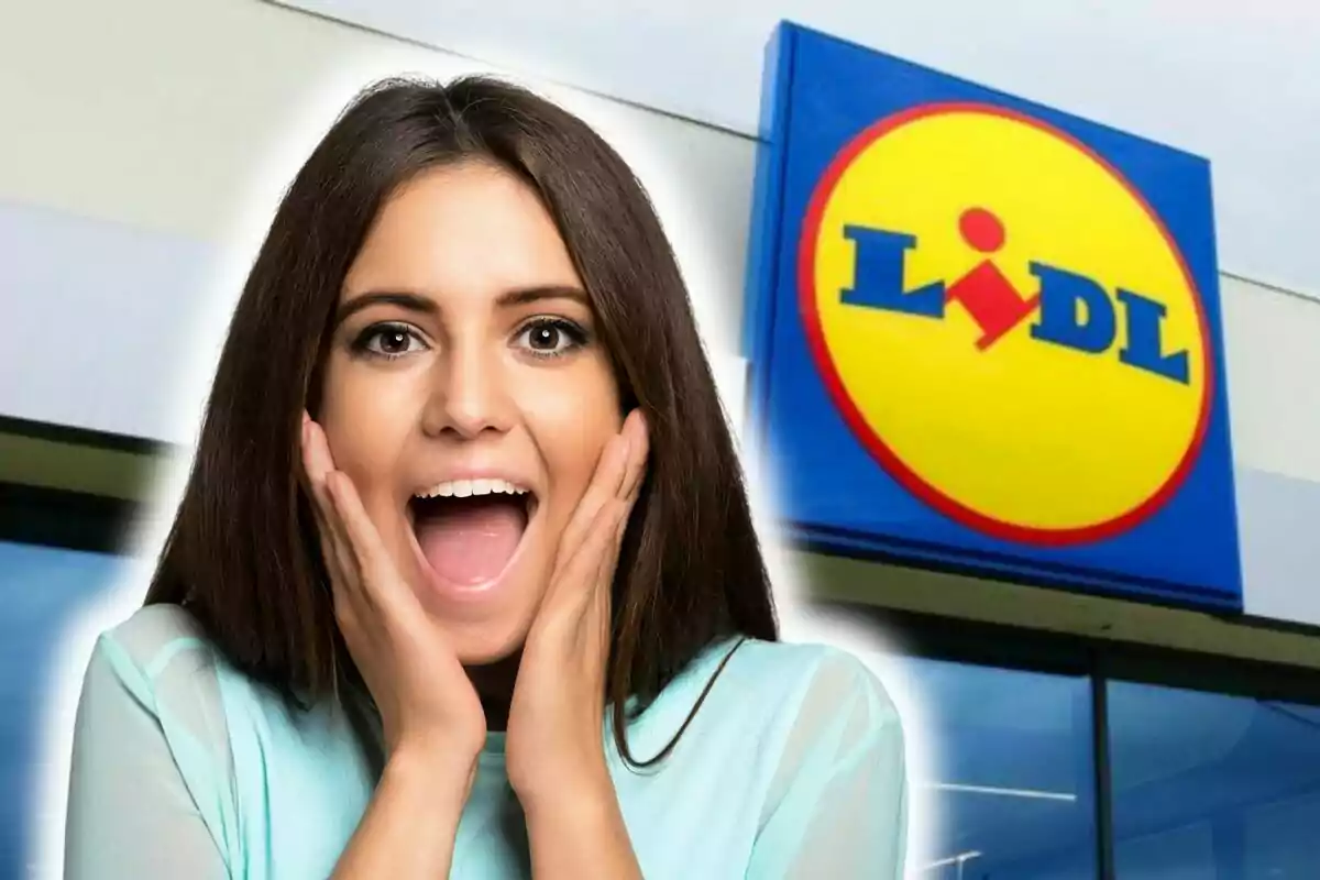 Una dona amb expressió de sorpresa davant d'un cartell d'una botiga Lidl.