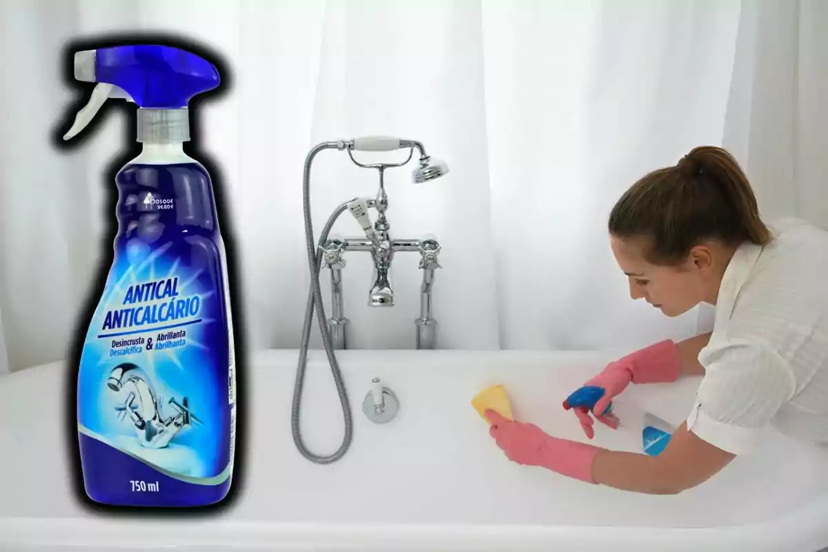 Una mujer limpia una bañera con un producto anticalcáreo y, al lado, una imagen de un producto de limpieza antical de Mercadona. Una mujer limpia una bañera con un producto anticalcáreo y, al lado, una imagen de un producto de limpieza antical de Mercadona.