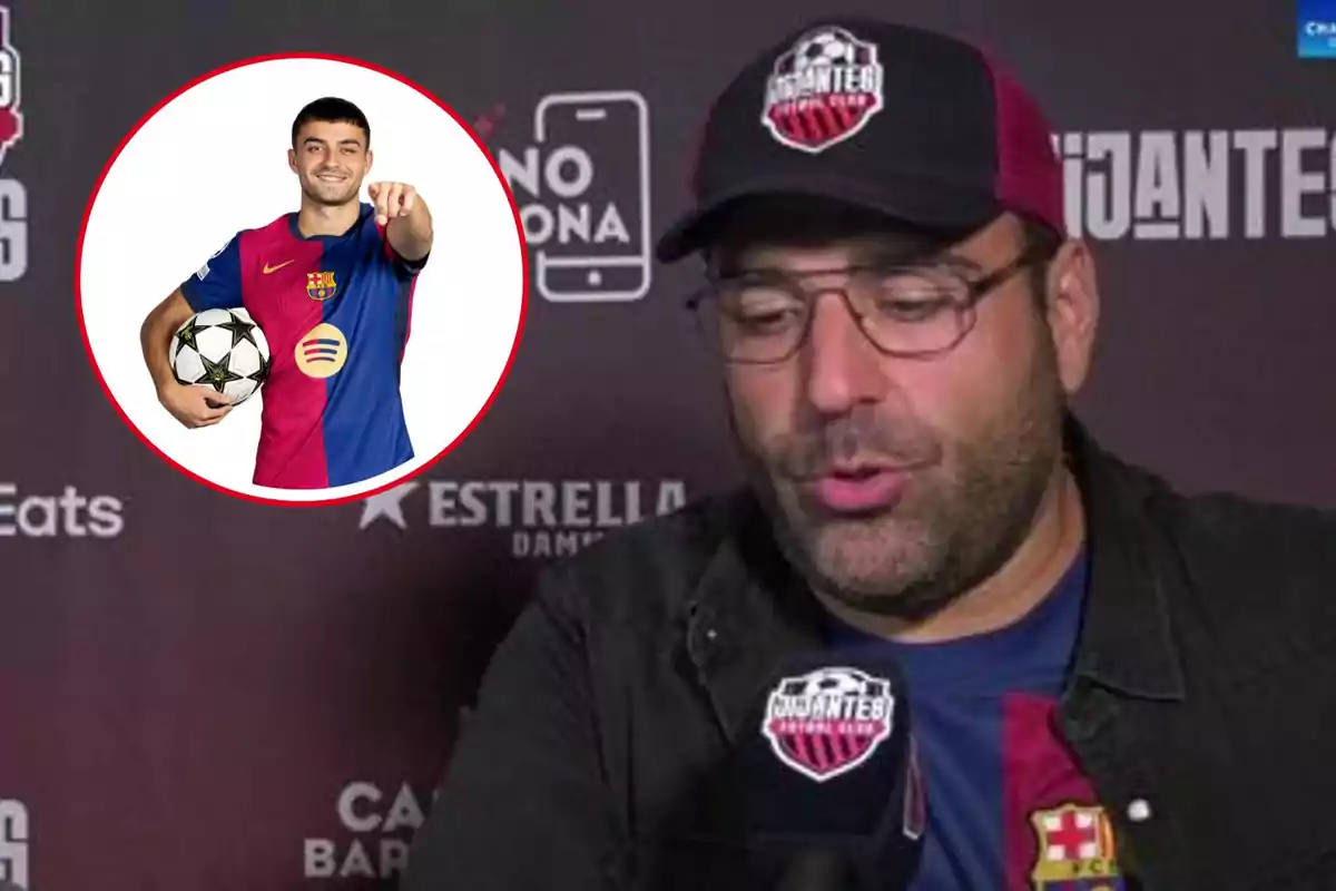 Un hombre con gafas y gorra negra con el logo de "Jijantes FC" habla frente a un micrófono, mientras en un círculo a la izquierda se muestra a un jugador de fútbol con la camiseta del FC Barcelona sosteniendo un balón y señalando hacia adelante.