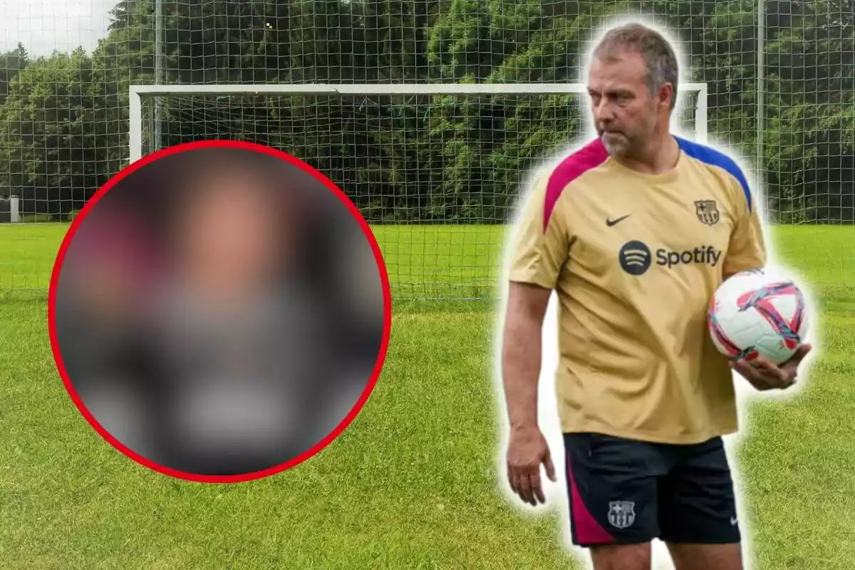 Un hombre con una camiseta de fútbol del FC Barcelona sostiene un balón de fútbol en un campo de fútbol, con una portería de fondo y una imagen borrosa en un círculo rojo a la izquierda.