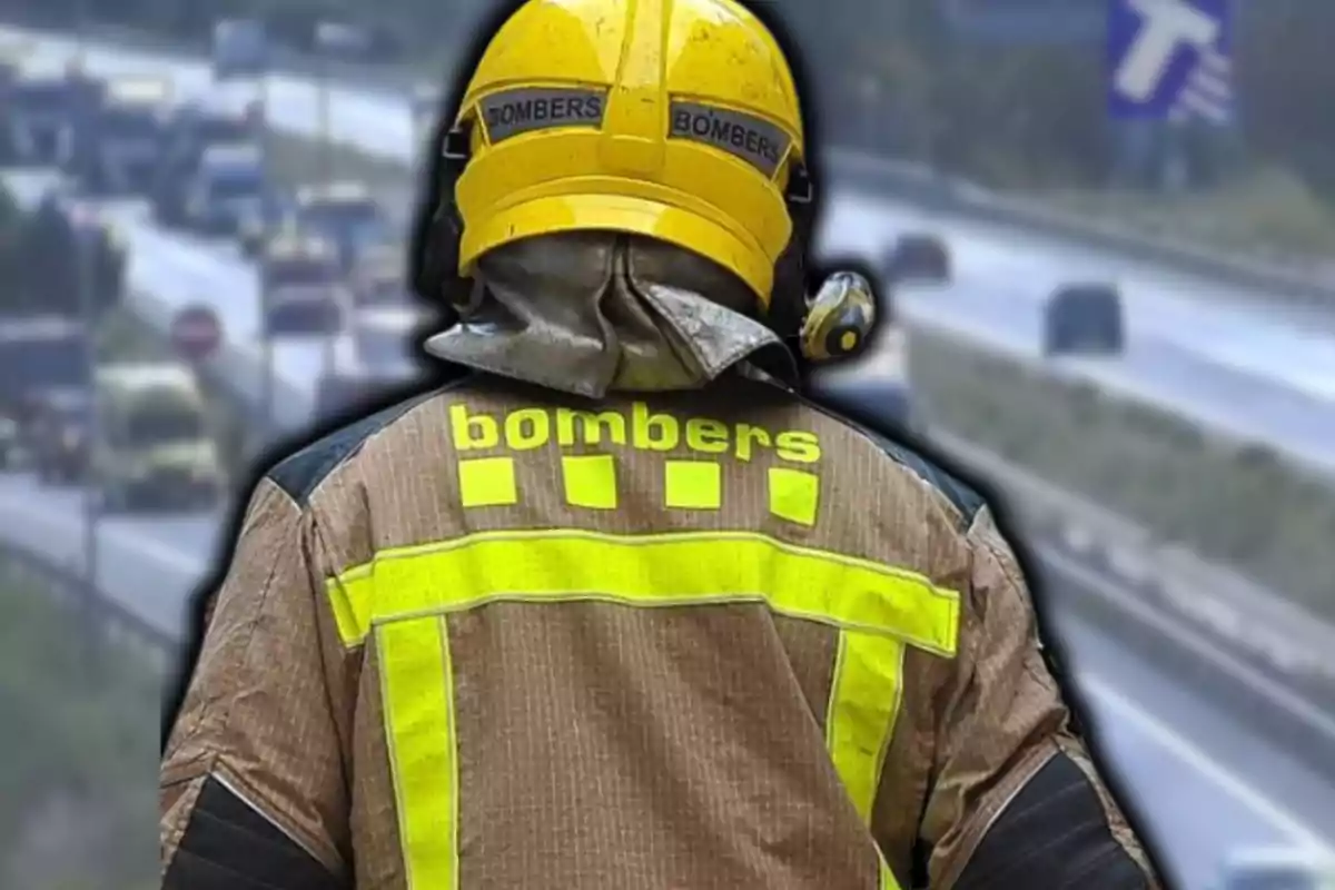 Bomber amb uniforme i casc groc dʻesquena en una carretera.