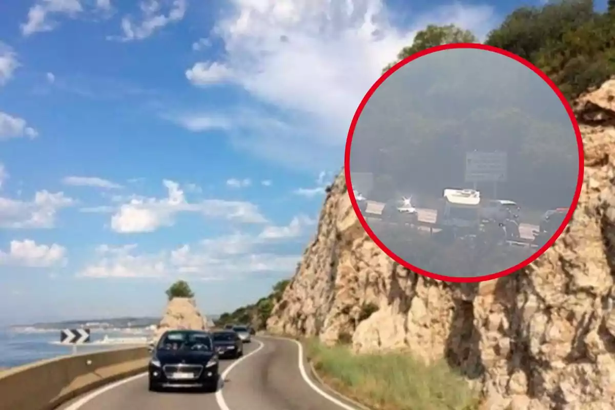 Una carretera costera con coches circulando junto a un acantilado rocoso bajo un cielo azul con algunas nubes y un círculo rojo resaltando un área específica.