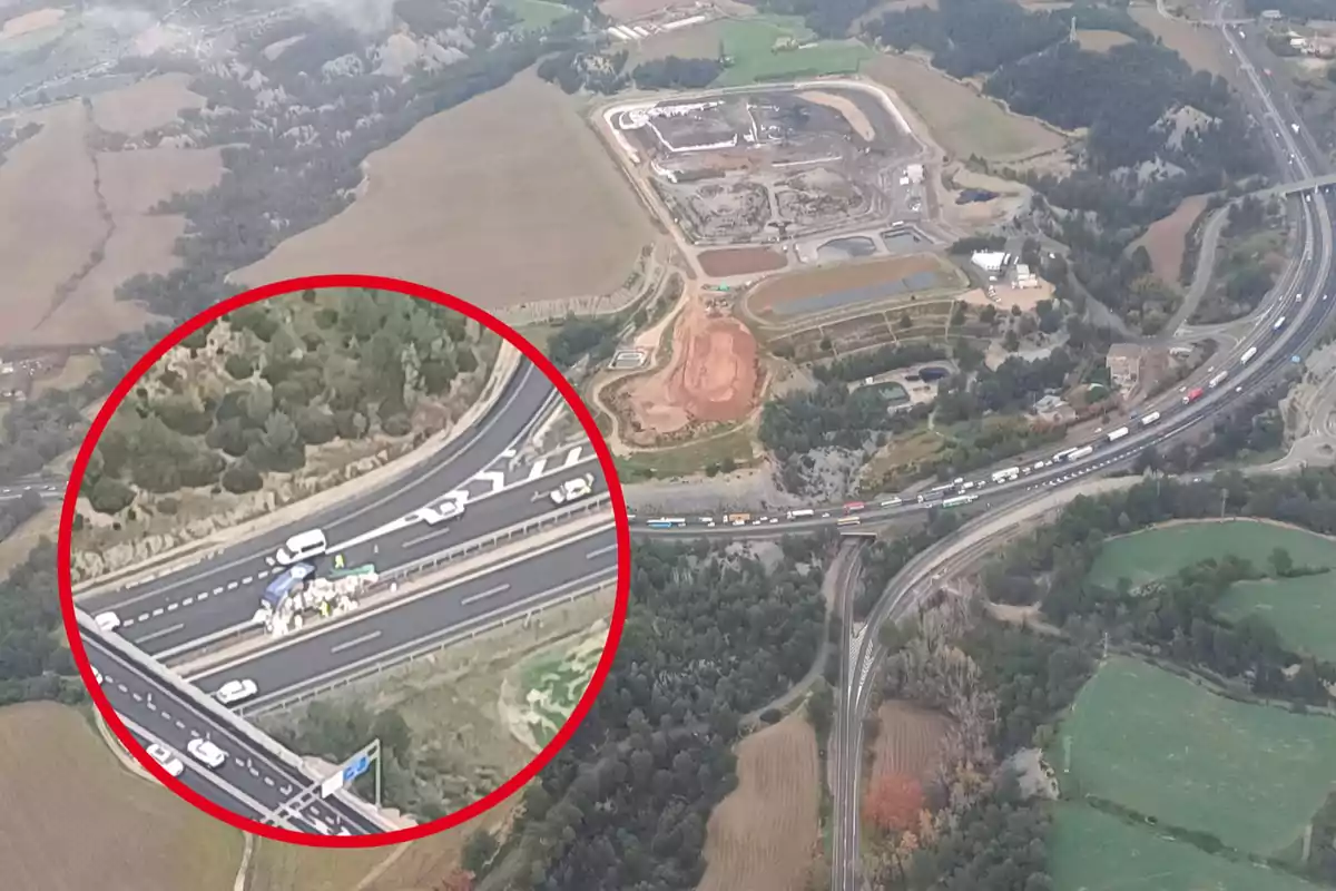 Vista aèria duna carretera amb trànsit i una àrea de construcció, destacant un accident en un requadre vermell.