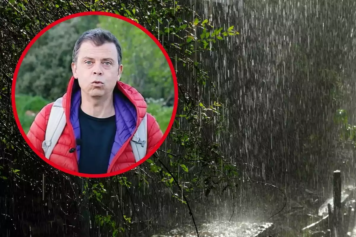 Un hombre con chaqueta roja y mochila aparece en un círculo rojo superpuesto sobre una imagen de lluvia intensa en un entorno natural.