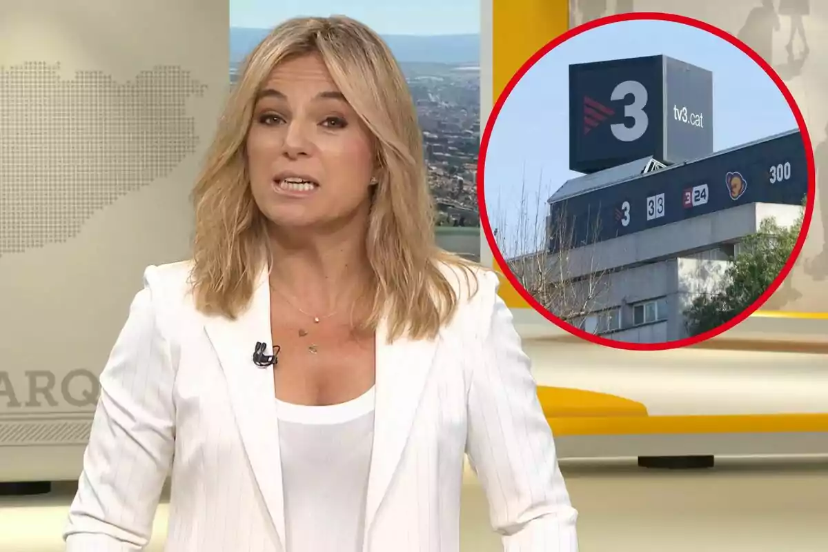 Presentadora de noticias en un estudio de televisión con una imagen insertada del edificio de TV3.