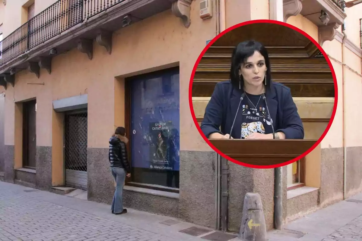 Una persona de pie frente a un edificio con una ventana rota y un círculo rojo que muestra a una mujer hablando en un podio.