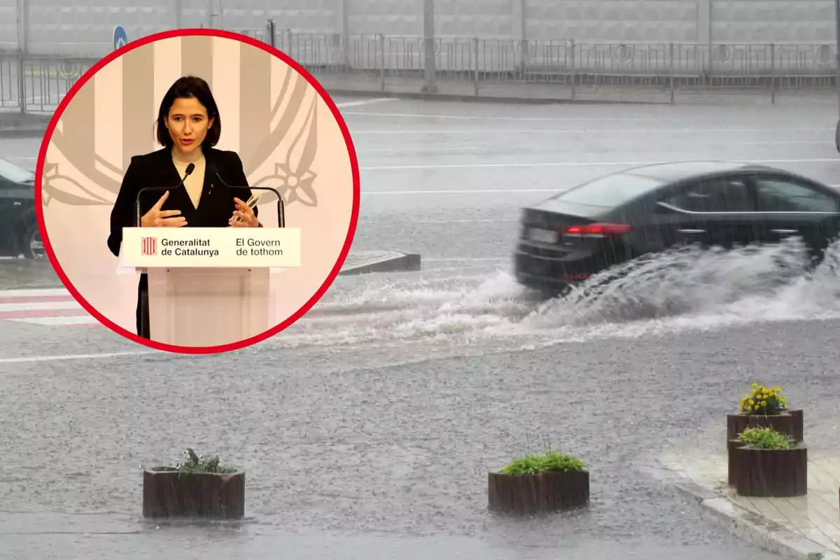 Una mujer hablando en un podio de la Generalitat de Catalunya está superpuesta sobre una imagen de un coche conduciendo por una calle inundada durante una fuerte lluvia.