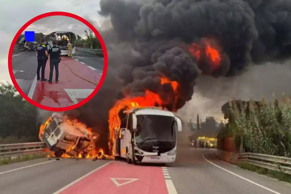 La imagen muestra un accidente en una carretera donde un autobús y una furgoneta están envueltos en llamas, con una gran columna de humo negro elevándose al cielo; en un recuadro circular se observa a dos policías y un bombero en la escena del accidente.