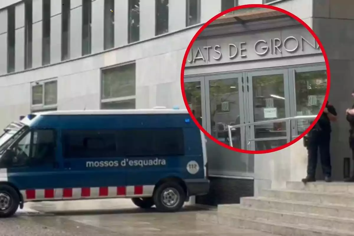 Una furgoneta dels Mossos d'Esquadra està estacionada davant de l'entrada d'un edifici amb el rètol Jutjats de Girona mentre dos agents estan drets a prop de les escales.