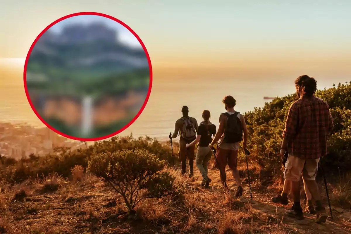 Un grup de persones caminant per un corriol amb bastons de trekking mentre el sol es pon sobre el mar, amb una imatge borrosa en un cercle vermell a la cantonada superior esquerra.