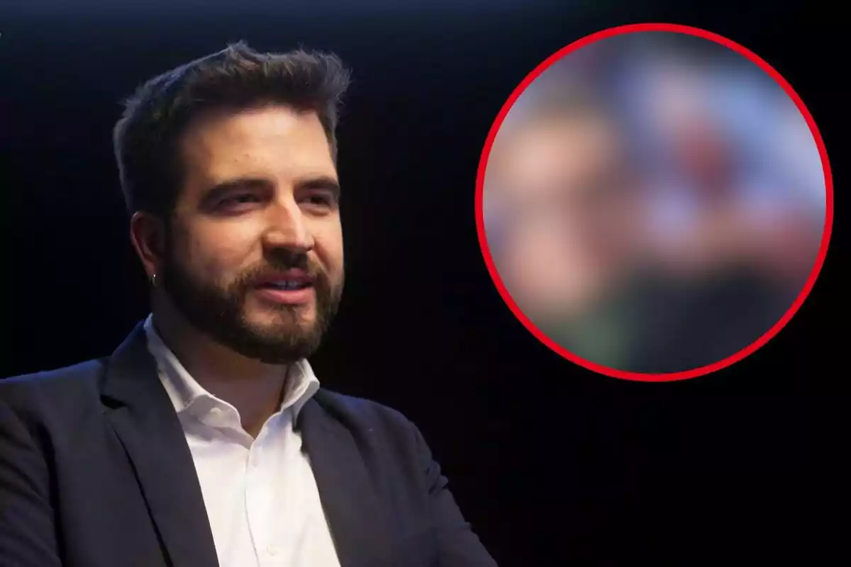 Hombre con barba y traje oscuro hablando, con un círculo rojo que contiene una imagen borrosa en la esquina superior derecha.