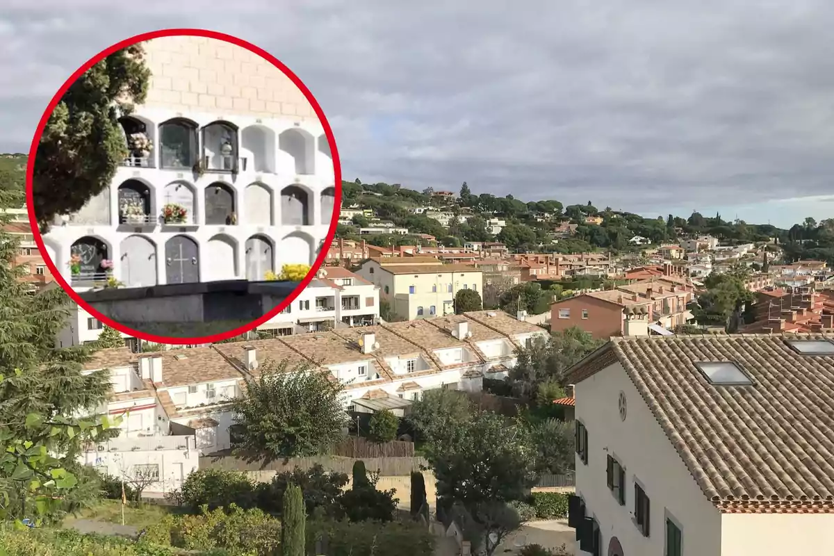 Vista panoràmica d'un poble amb un detall ampliat d'un columbari al cementiri local.