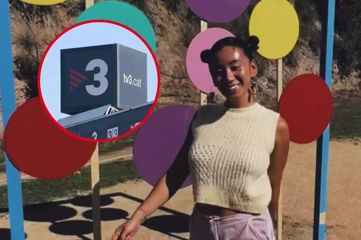 Una persona sonriente posa frente a un fondo colorido con círculos de colores y un recuadro que muestra el logo de TV3.