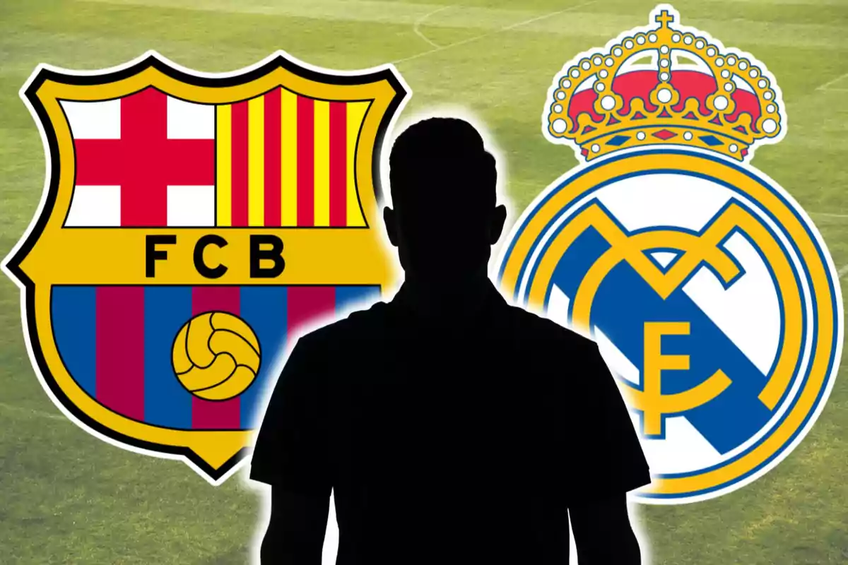 Silueta d'una persona entre els escuts del FC Barcelona i el Reial Madrid sobre un camp de futbol.