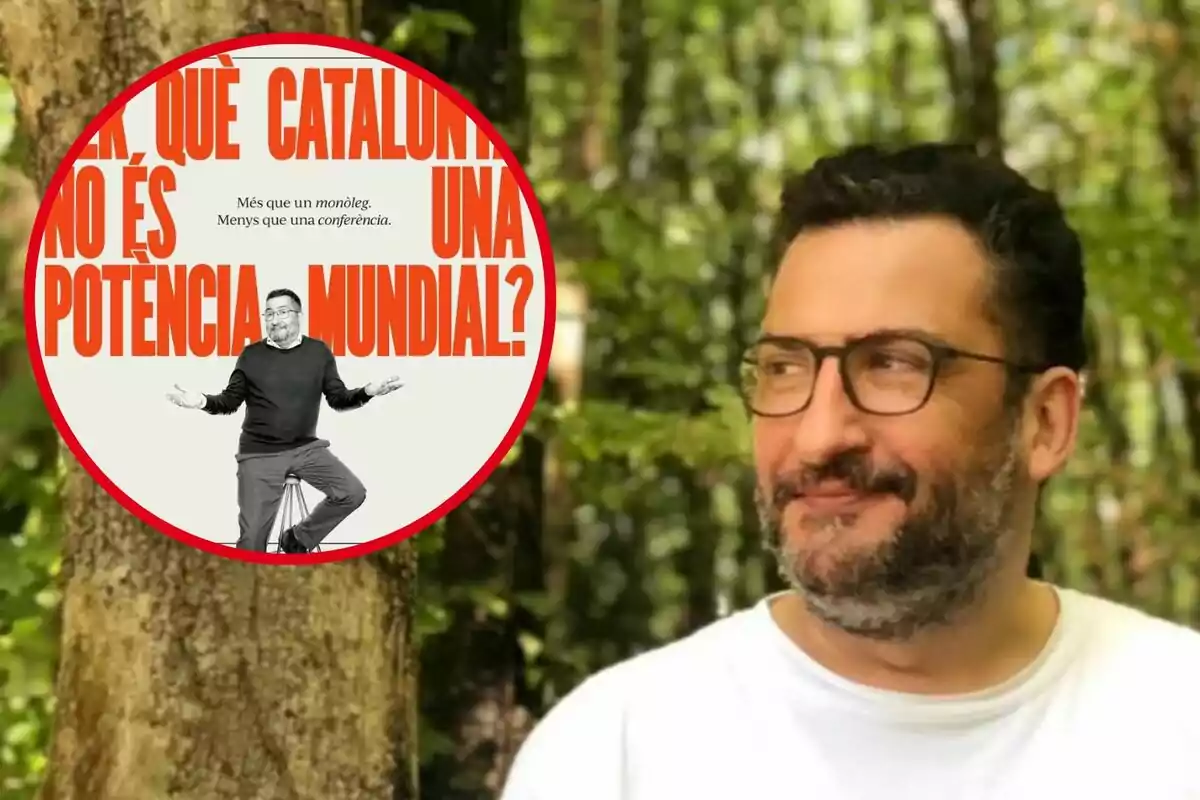 Home amb ulleres i barba a un bosc, amb un cartell en primer pla que diu "Per què Catalunya no és una potència mundial?"