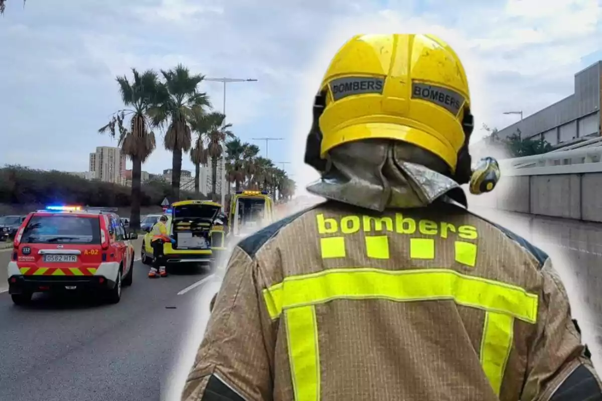 Bomber d´esquena amb uniforme i casc groc en una escena d´emergència a la carretera amb vehicles de bombers i ambulàncies.