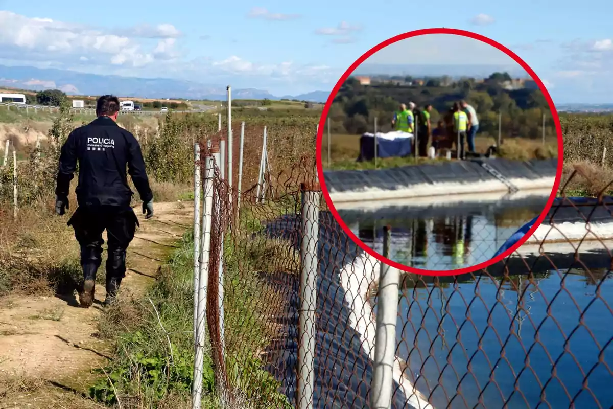 Un agent de policia camina per un camí de terra al costat d'una tanca de filferro, mentre en un requadre s'hi observa diverses persones treballant a prop d'un cos d'aigua.