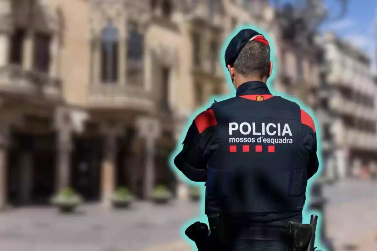 Un agent de policia dels Mossos d'Esquadra d'esquena a un carrer urbà.