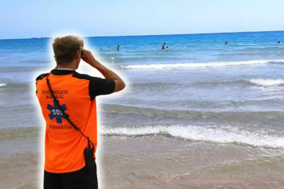 Un socorrista aquàtic vigila els banyistes a la platja.