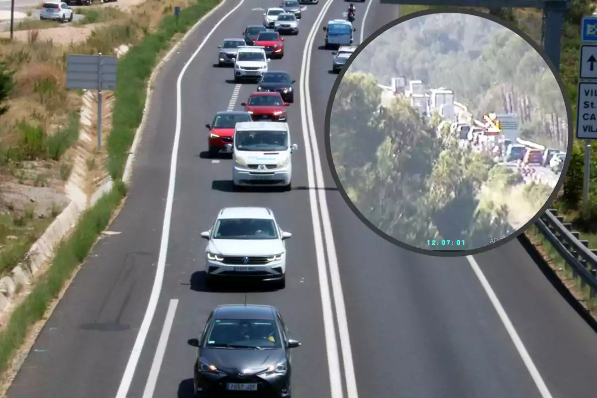 Una carretera amb diversos cotxes circulant a les dues direccions i un requadre que mostra un embús més endavant.