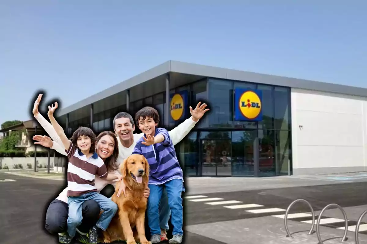 Una família amb un gos posant davant una botiga Lidl.