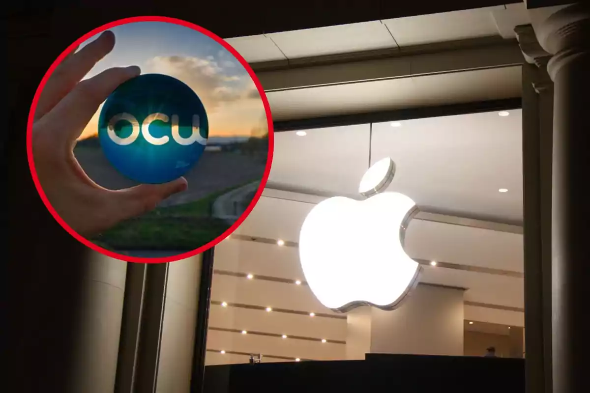 Una mano sostiene una esfera azul con el logo de OCU en primer plano, mientras que en el fondo se ve el logo de Apple en la fachada de una tienda.