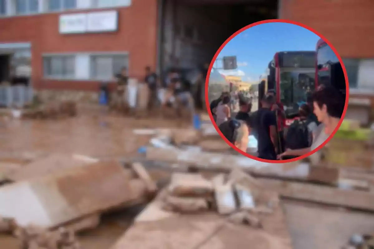 Personas observan una zona afectada por inundaciones con escombros y barro frente a un edificio de ladrillo.