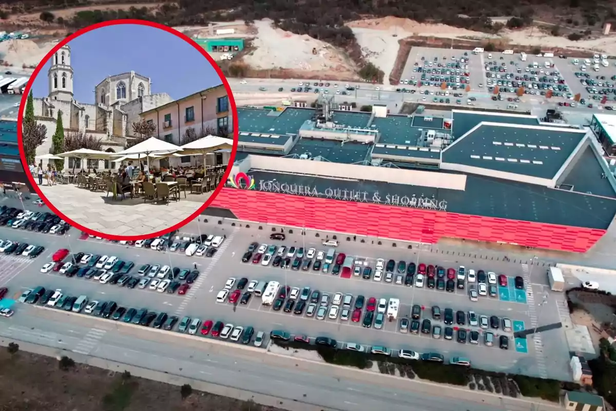 Vista aérea de un centro comercial con un círculo rojo que muestra una plaza con mesas y sombrillas frente a una iglesia.