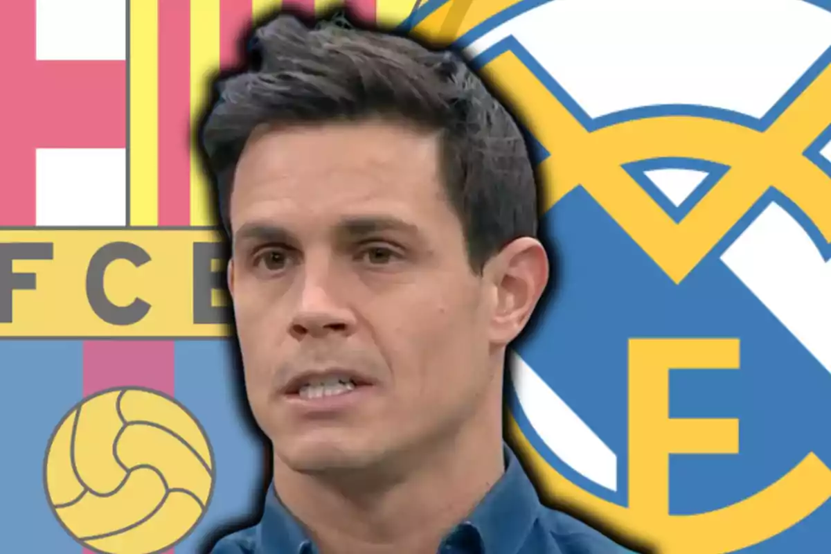 Un home amb expressió seriosa davant dels escuts de dos equips de futbol.