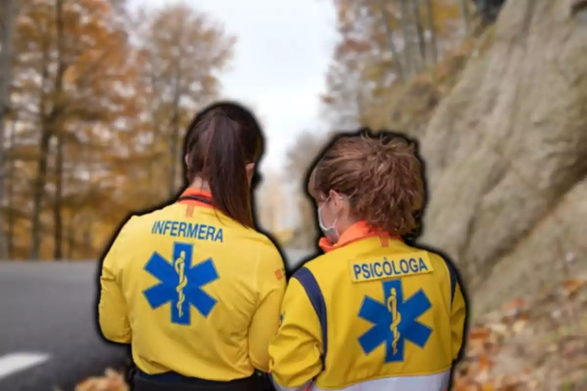 Dos profesionales de la salud con uniformes amarillos y emblemas médicos en un entorno otoñal.