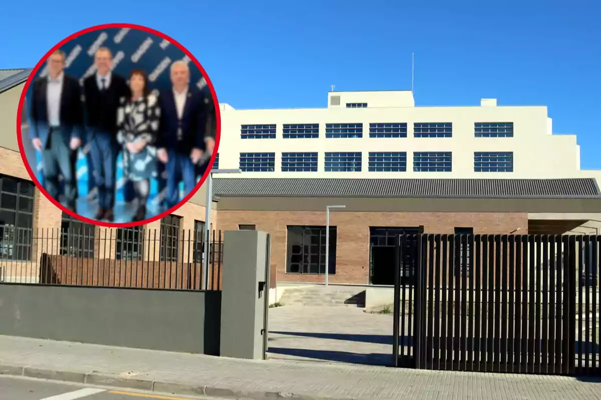 Edificio moderno con fachada de ladrillo y ventanas grandes con un círculo rojo que muestra a un grupo de personas desenfocadas.