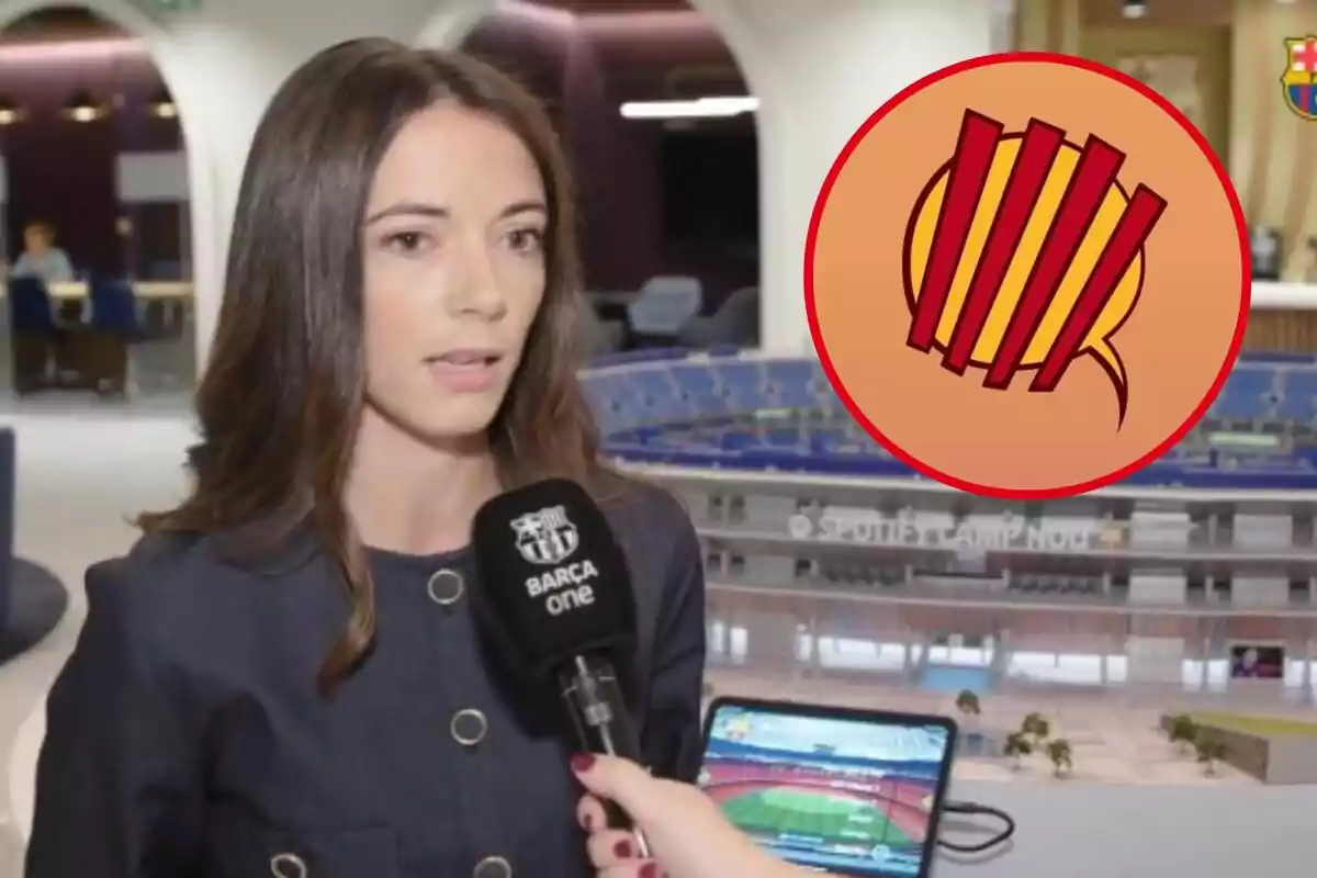 Una mujer es entrevistada con un micrófono de Barça One en un entorno moderno con un modelo de estadio y un logotipo en el fondo.