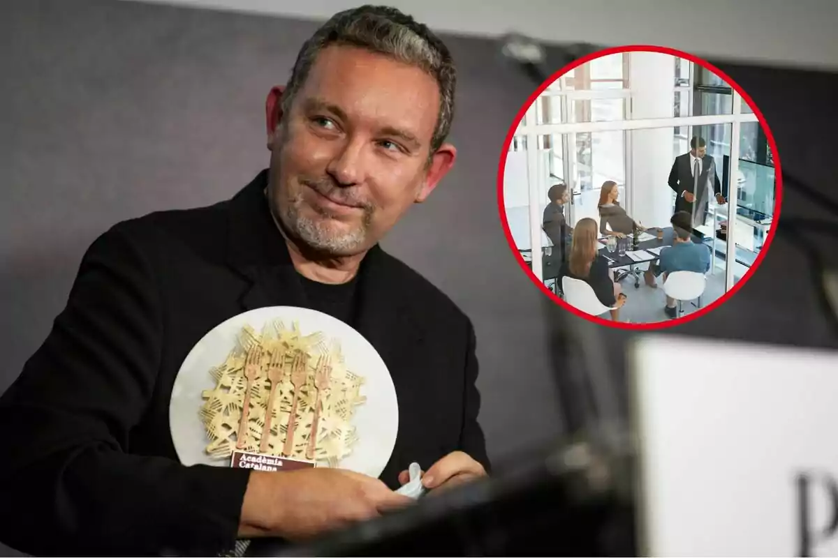 Un hombre con barba y cabello canoso sostiene un premio con un diseño intrincado en un evento mientras en un recuadro se observa una reunión de personas en una sala de conferencias.