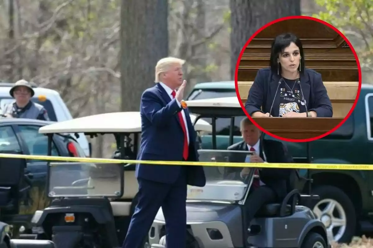 Un hombre de traje azul y corbata roja camina junto a un carrito de golf en un entorno al aire libre mientras una mujer aparece en un recuadro circular rojo hablando en un podio.