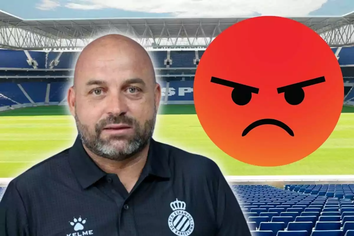 Un home amb una samarreta del RCD Espanyol està davant d'un estadi de futbol, acompanyat d'un emoji de ràbia.