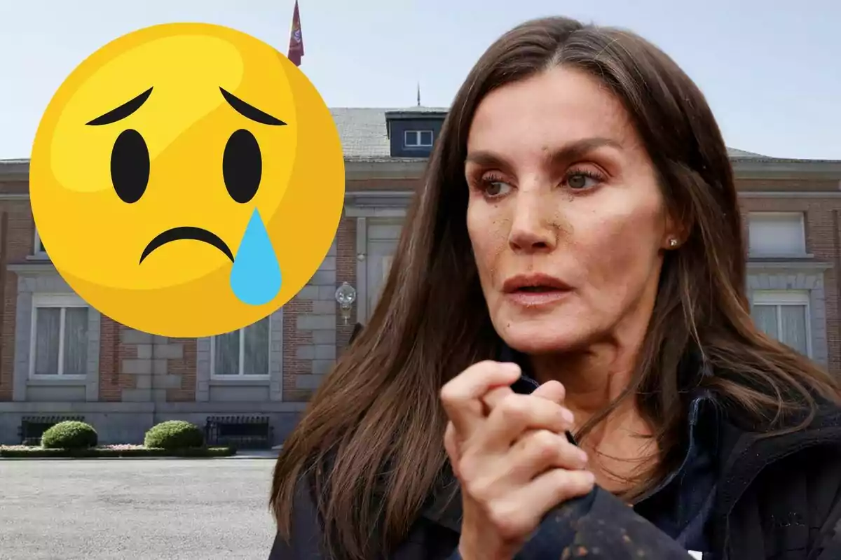 Dona amb expressió preocupada i un emoji gran de carona trista amb llàgrima al fons davant d’un edifici.