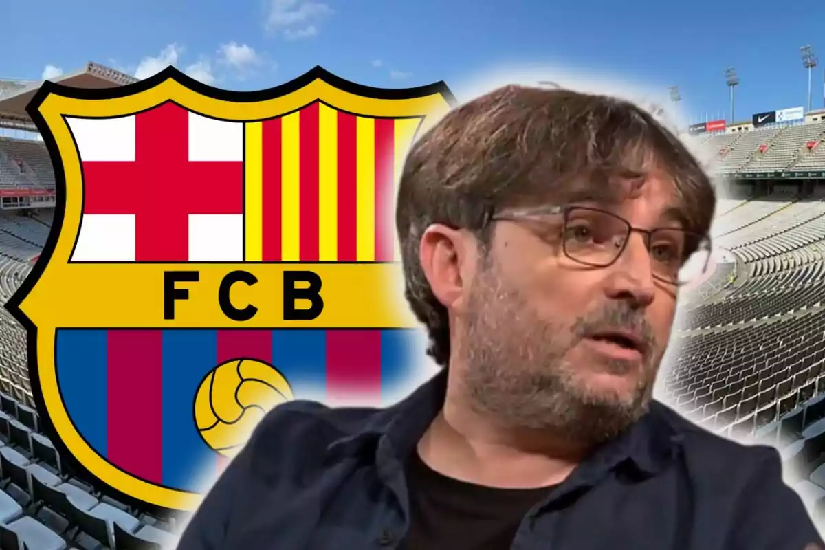 Un home amb ulleres davant de l'escut del FC Barcelona i un estadi buit de fons.