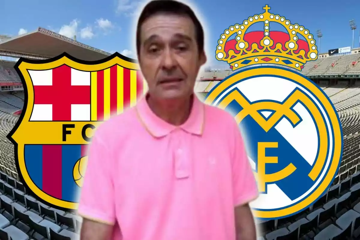 Un hombre con camiseta rosa está frente a los escudos del FC Barcelona y el Real Madrid en un estadio vacío.