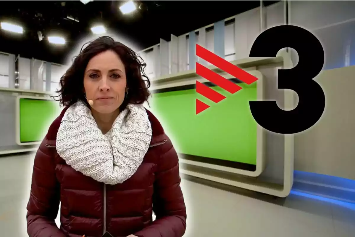 Dona amb abric bordeus i bufanda blanca en un estudi de televisió amb el logotip de TV3 al fons
