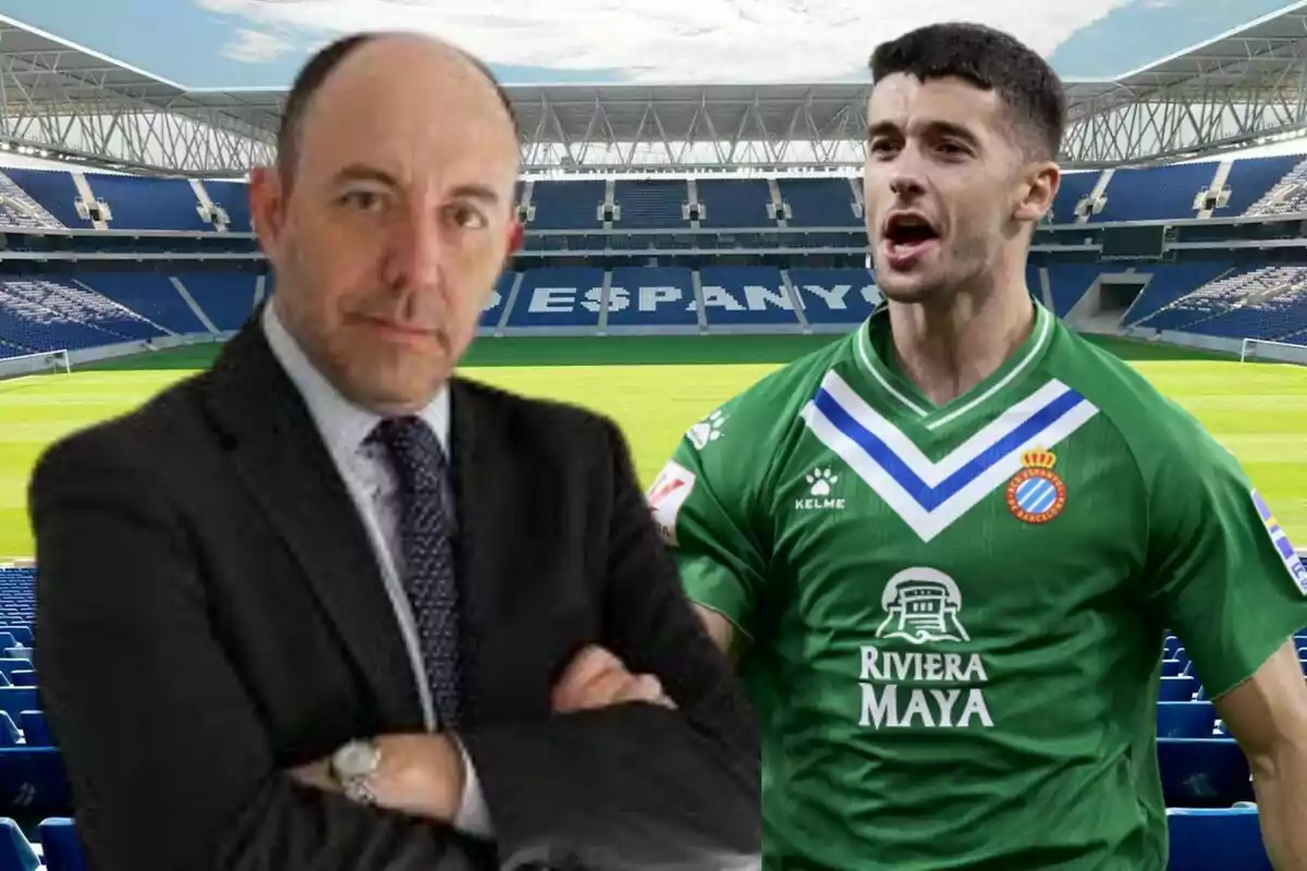 Dues persones en primer pla, una amb vestit i l'altra amb uniforme de futbol de l'Espanyol, posen en un estadi buit.