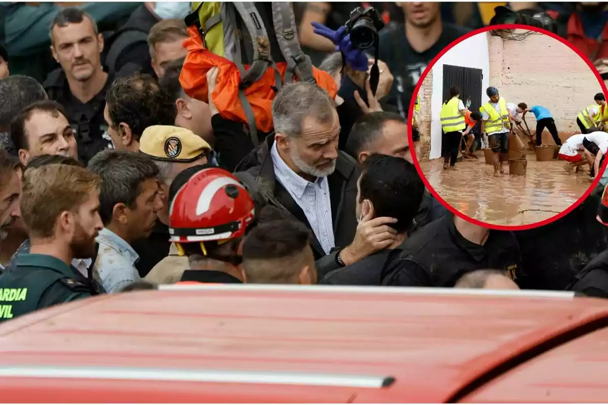 Un grup de persones, incloent-hi personal d'emergència, es troben en una zona afectada per inundacions, mentre que en un requadre s'observa voluntaris treballant en la neteja del fang.