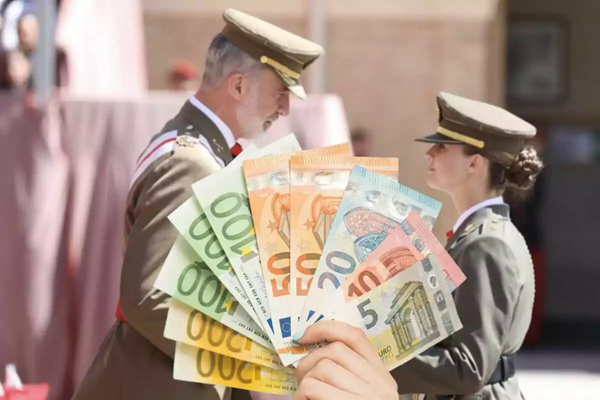 Dos personas en uniforme militar con una mano sosteniendo billetes de euro en primer plano.