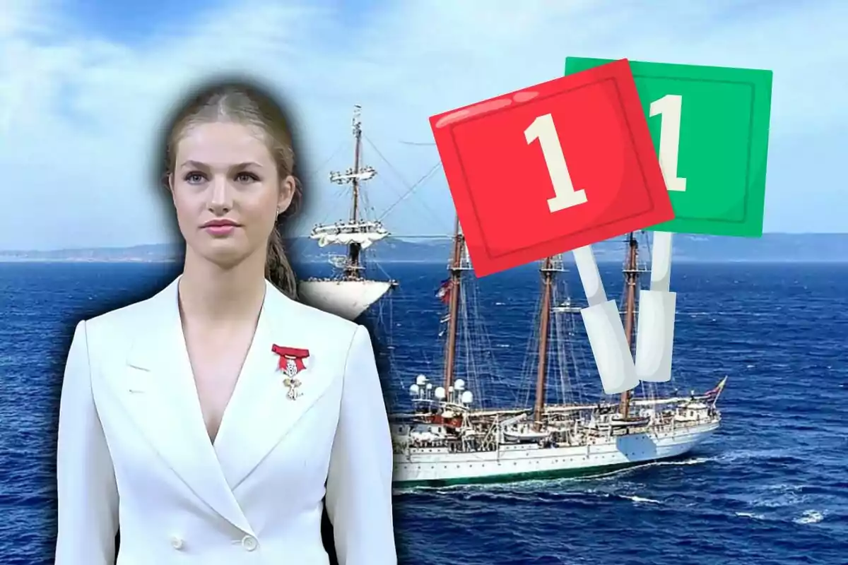 Joven con traje blanco y medalla al frente de un barco en el mar con dos carteles superpuestos, uno rojo y uno verde, ambos con el número uno